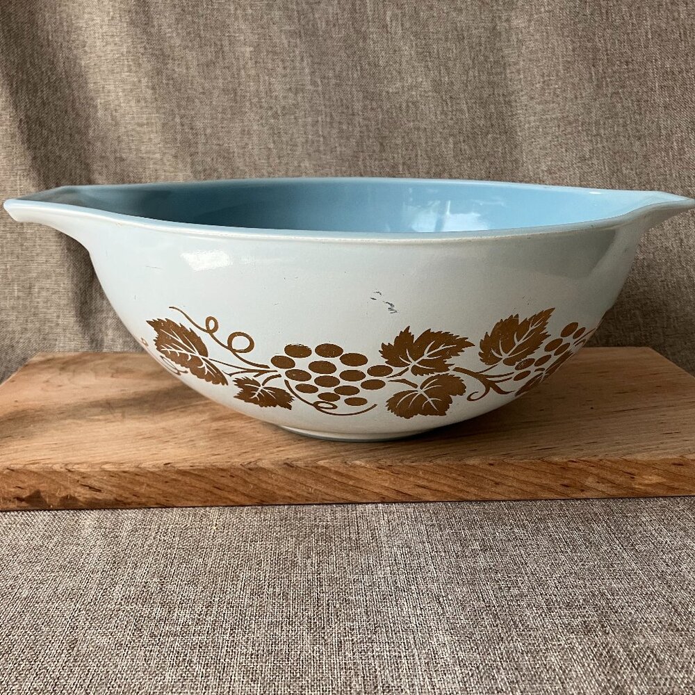 Vintage Pyrex Golden Grapes Promotional Cinderella Bowl - 4qt 444